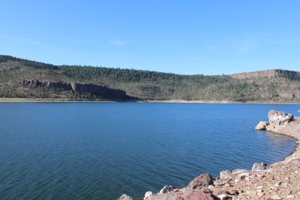 A scenic view of the shoreline of ochoco reservoir in central oregon.