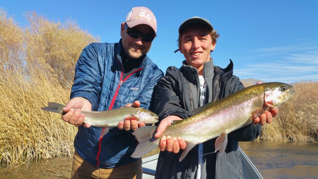 grote regenboogforel gevangen op de owens-rivier in centraal Californië