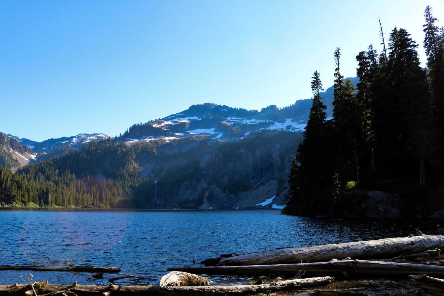 A scenic view of a high-mountain lake in the Cascade Range in Washington.