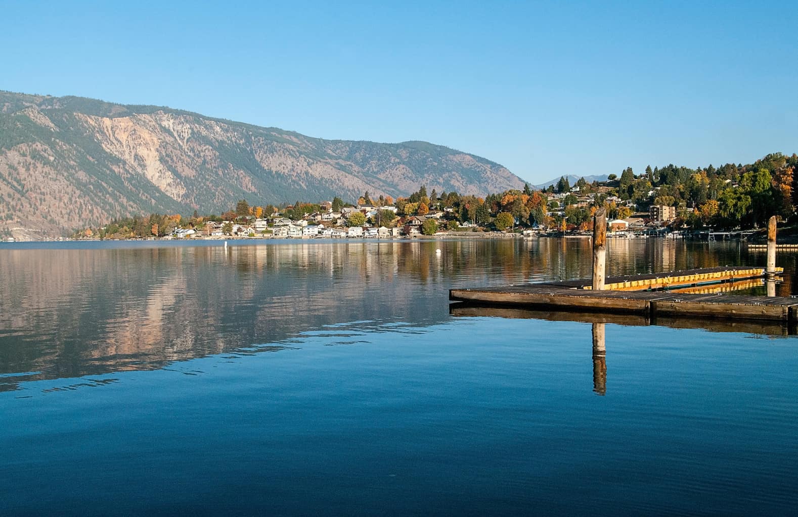 A scenic view of docks at lake chelan.