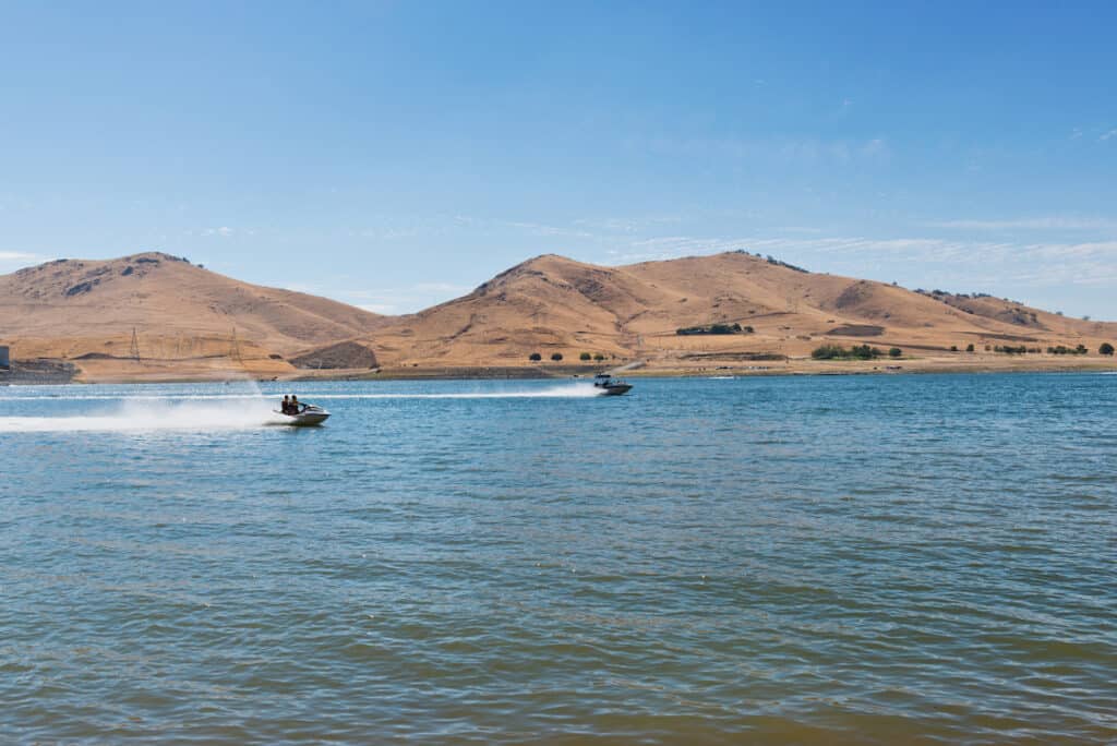 Boaters speeding across Lake Success on the Tule River, Porterville, California