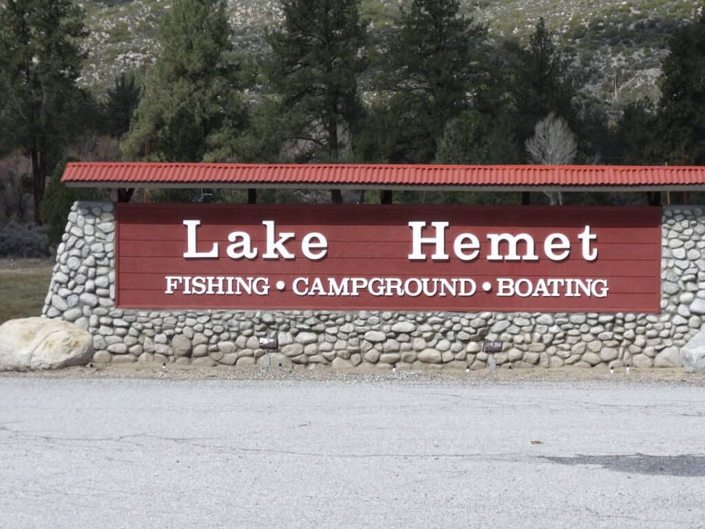 Lake Hemet sign mentioning fishing, campground and boating.